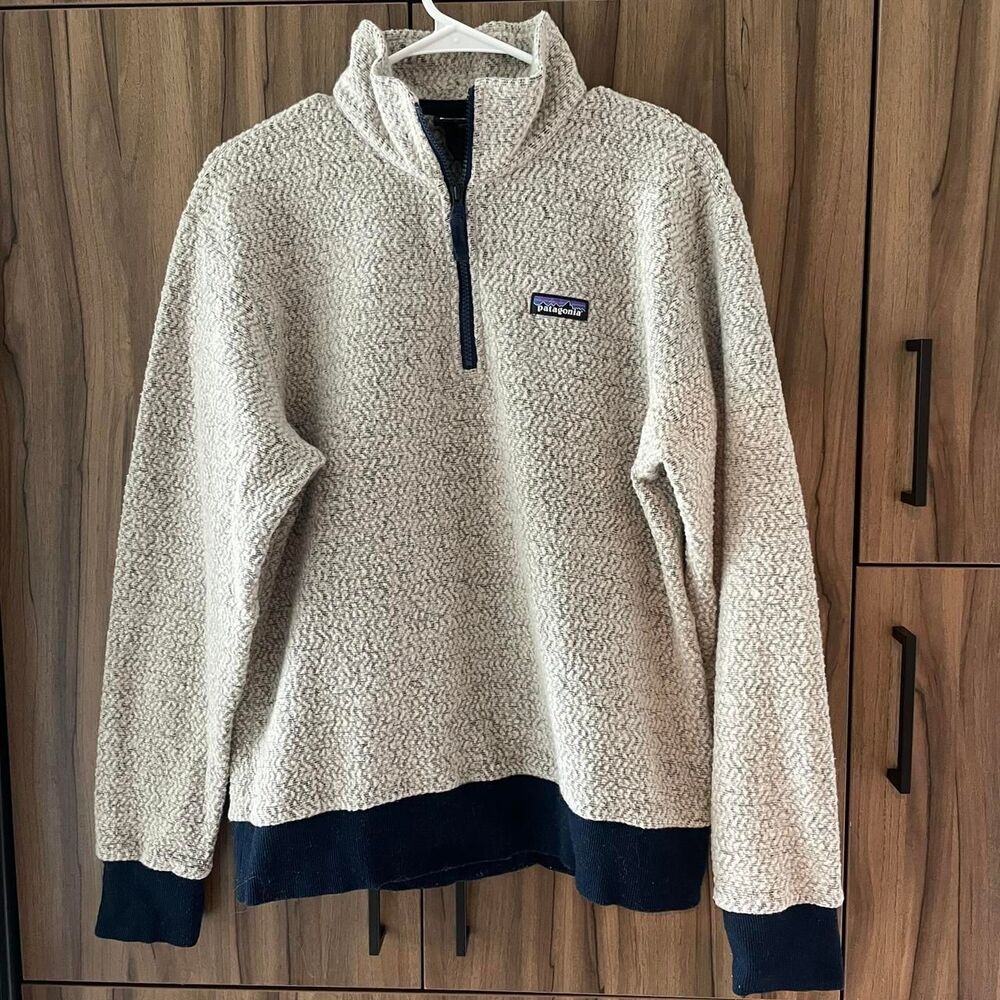 Patagonia Women's Grey and Navy Sweatshirt